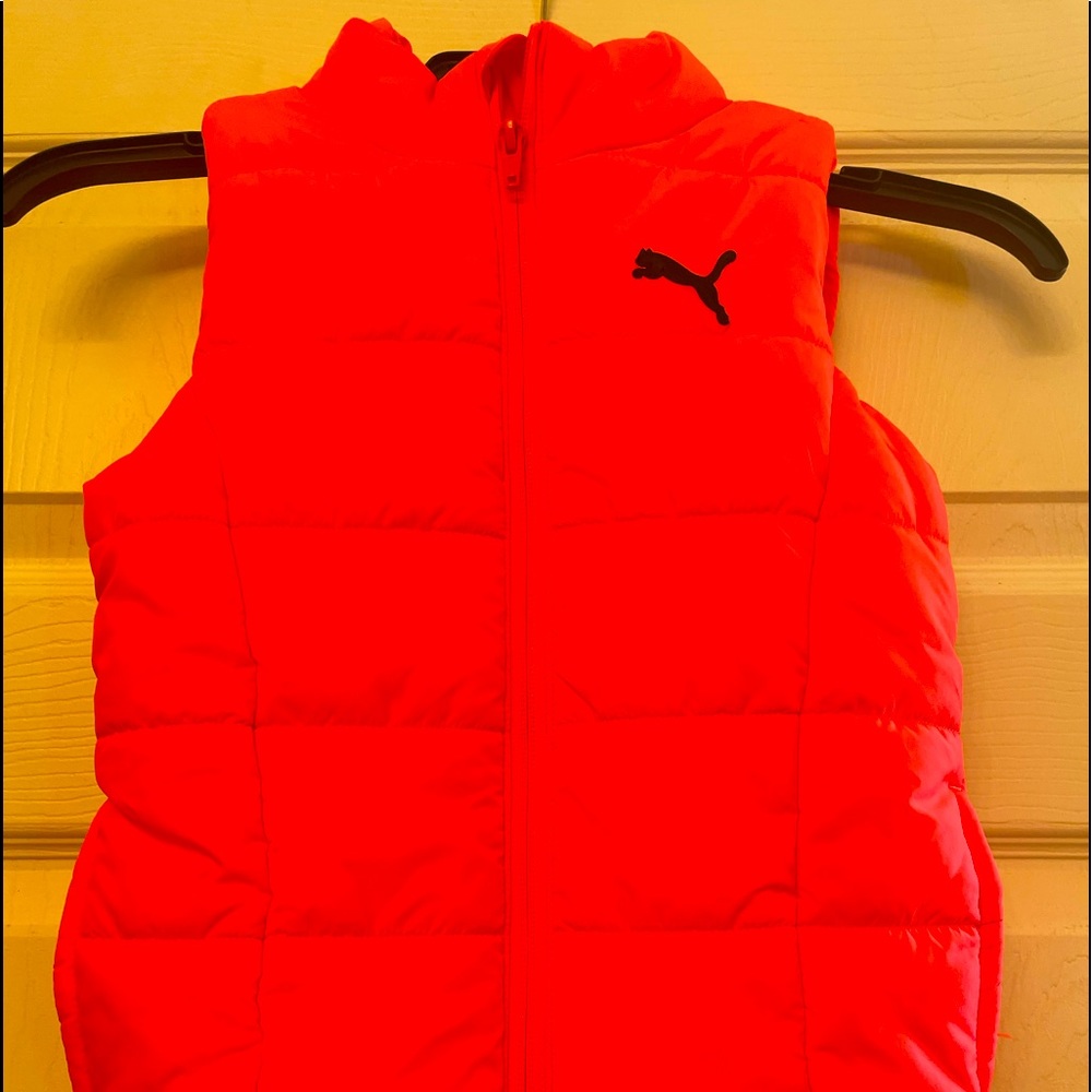 PUMA GIRLS VEST XS 5/6.  beautiful color.